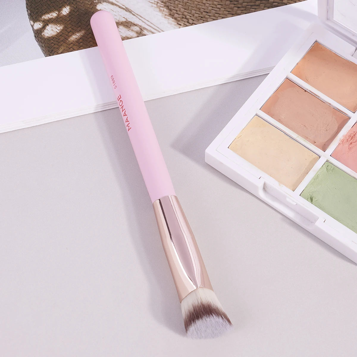 Under-Eye Concealer Brush